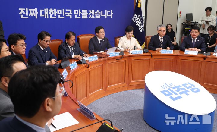 [서울=뉴시스] 조성봉 기자= 박찬대 더불어민주당 당대표 직무대행 겸 원내대표가 9일 오전 서울 여의도 국회에서 열린 최고위원회의에서 발언을 하고 있다. 2025.06.09. suncho21@newsis.com