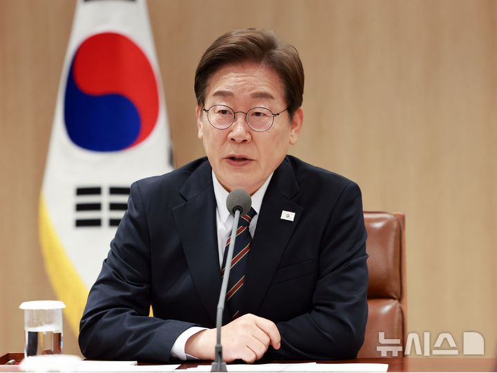 [서울=뉴시스] 고범준 기자 = 이재명 대통령이 9일 서울 용산구 대통령실 청사에서 열린 2차 비상경제점검 태스크포스(TF)회의에서 발언하고 있다. 2025.06.09. bjko@newsis.com
