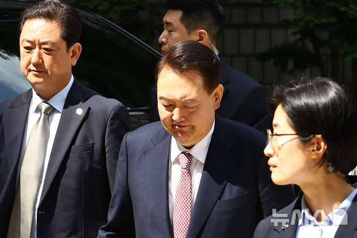 [서울=뉴시스] 사진공동취재단 = 윤석열 전 대통령이 9일 서울 서초구 서울중앙지방법원에서 열린 내란 우두머리 혐의·직권남용 권리행사 방해 혐의 사건 6차 공판에 출석하고 있다. 2025.06.09. photo@newsis.com