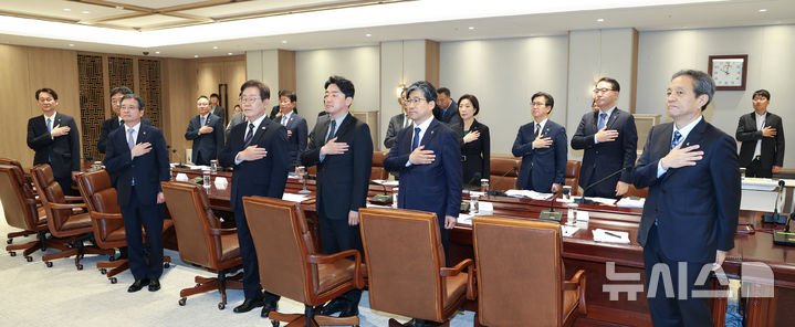 [서울=뉴시스] 고범준 기자 = 이재명 대통령이 9일 서울 용산구 대통령실 청사에서 열린 비상경제점검 태스크포스(TF)회의에서 국기에 경례하고 있다. 2025.06.09. bjko@newsis.com