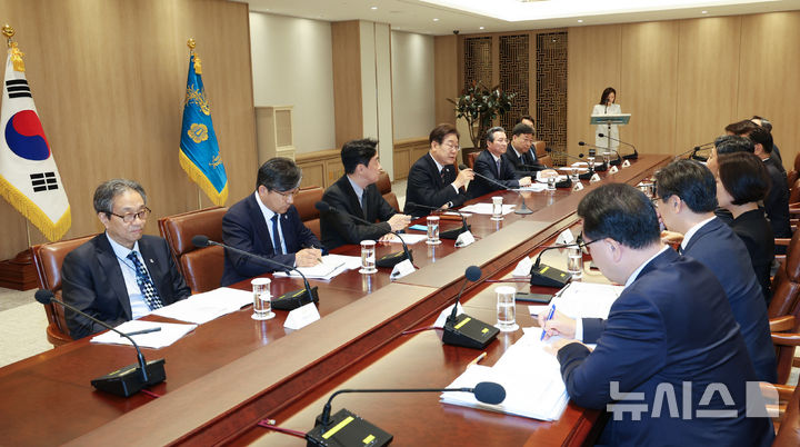 [서울=뉴시스] 고범준 기자 = 이재명 대통령이 9일 서울 용산구 대통령실 청사에서 열린 2차 비상경제점검 태스크포스(TF)회의를 주재하고 있다. 2025.06.09. bjko@newsis.com