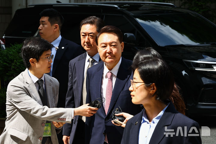 [서울=뉴시스] 사진공동취재단 = 윤석열 전 대통령이 9일 서울 서초구 서울중앙지방법원에서 열린 내란 우두머리 혐의·직권남용 권리행사 방해 혐의 사건 6차 공판에 출석하고 있다. 2025.06.09. photo@newsis.com
