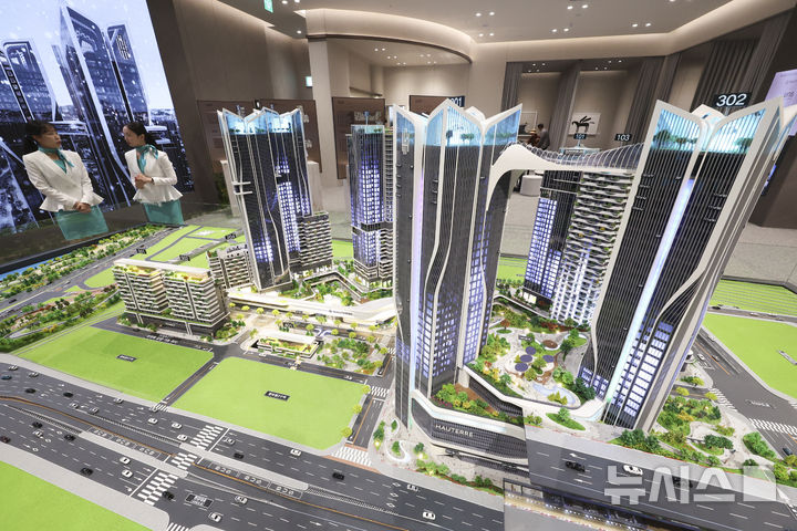 [서울=뉴시스] 김근수 기자 = HDC 현대산업개발과 포스코이앤씨의 용산정비창 전면 1구역 홍보관 개관 첫 날인 9일 서울 용산구 베르가모 웨딩홀에 마련된 포스코이앤씨 홍보관에 복합 주거지역단지 모형이 전시돼 있다. 2025.06.09. ks@newsis.com