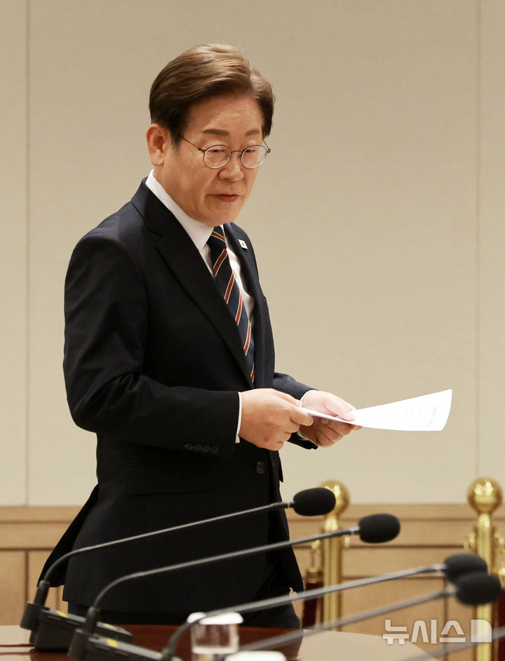 [서울=뉴시스] 고범준 기자 = 이재명 대통령이 9일 서울 용산구 대통령실 청사에서 열린 2차 비상경제점검 태스크포스(TF)회의에 입장하고 있다. 2025.06.09. bjko@newsis.com