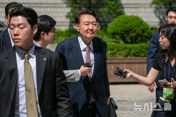 [서울=뉴시스] 사진공동취재단 = 윤석열 전 대통령이 9일 서울 서초구 서울중앙지방법원에서 열린 내란 우두머리 혐의·직권남용 권리행사 방해 혐의 사건 6차 공판에 출석하며 취재진 질문을 듣고 있다. 2025.06.09. photo@newsis.com