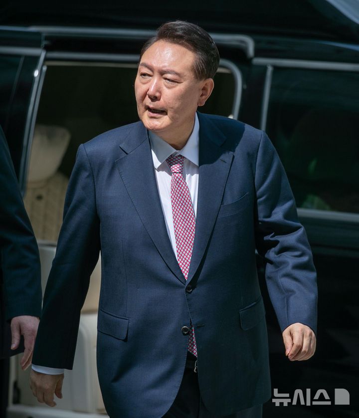[서울=뉴시스] 사진공동취재단 = 윤석열 전 대통령이 9일 서울 서초구 서울중앙지방법원에서 열린 내란 우두머리 혐의·직권남용 권리행사 방해 혐의 사건 6차 공판에 출석하고 있다. 2025.06.09. photo@newsis.com