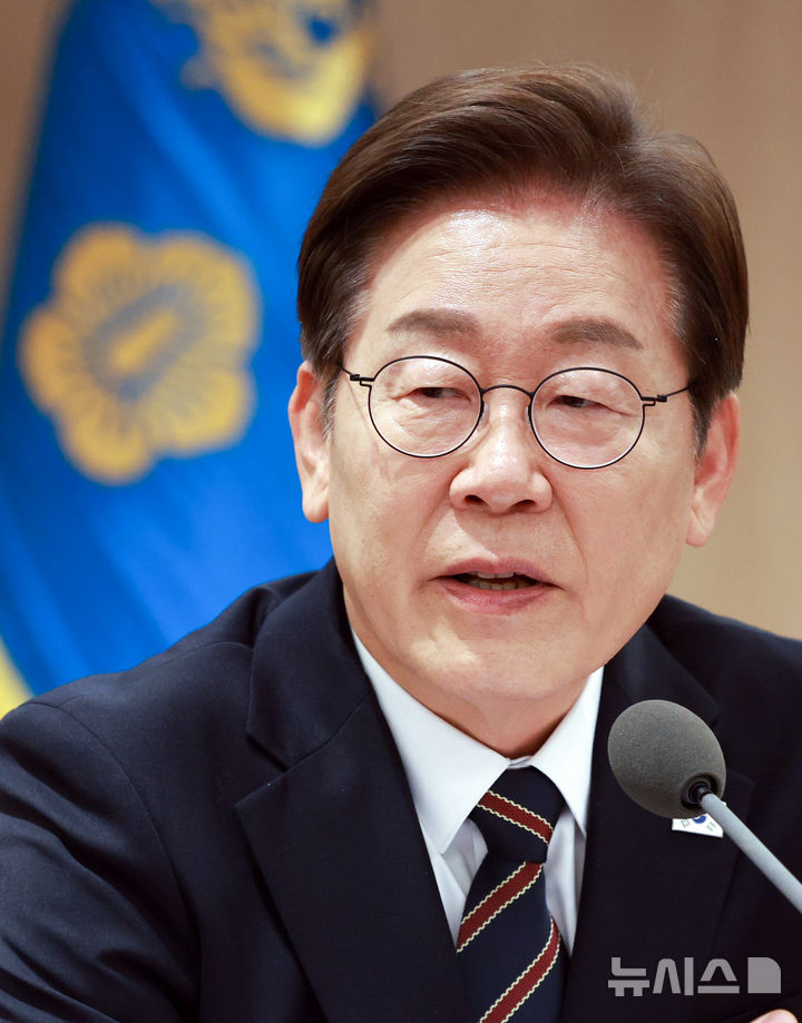 [서울=뉴시스] 고범준 기자 = 이재명 대통령이 9일 서울 용산구 대통령실 청사에서 열린 2차 비상경제점검 태스크포스(TF)회의에서 발언하고 있다. 2025.06.09. bjko@newsis.com