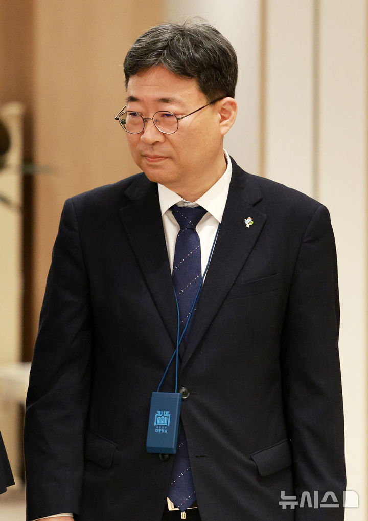 [서울=뉴시스] 고범준 기자 = 하준경 경제성장수석이 9일 서울 용산구 대통령실 청사에서 열린 2차 비상경제점검 태스크포스(TF)회의에 입장하고 있다. 2025.06.09. bjko@newsis.com