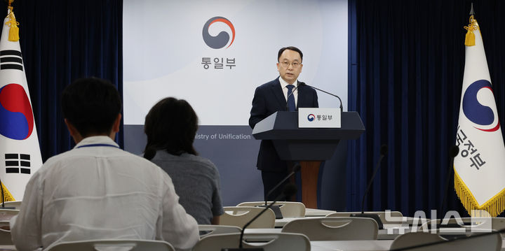 [서울=뉴시스] 김명원 기자 = 구병삼 통일부 대변인이 9일 오전 서울 종로구 정부서울청사에서 현안 관련 정례브리핑을 하고 있다. 구병삼 대변인은 이날 브리핑에서 대북 전단 관련해 지난 6월 2일 납북자피해가족연합회가 통일부의 자제 요청에도 불구하고 4월 27일, 5월 8일에 이어 세 번째로 전단을 살포한 것에 대하여 유감을 표하며, "이는 한반도 상황에 긴장을 조성하고 접경지역 주민의 생명과 안전을 위협할 수 있으므로 전단 살포 중지를 강력히 요청" 했다. 2025.06.09. kmx1105@newsis.com