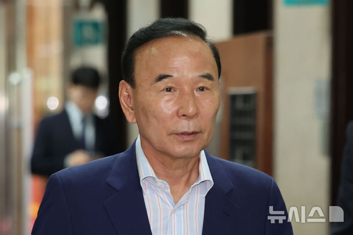 [서울=뉴시스] 권창회 기자 = 박덕흠 국민의힘 의원이 9일 오전 서울 여의도 국회 원내대표실에서 4선 의원 이상 회의에 참석하고 있다. 2025.06.09. kch0523@newsis.com
