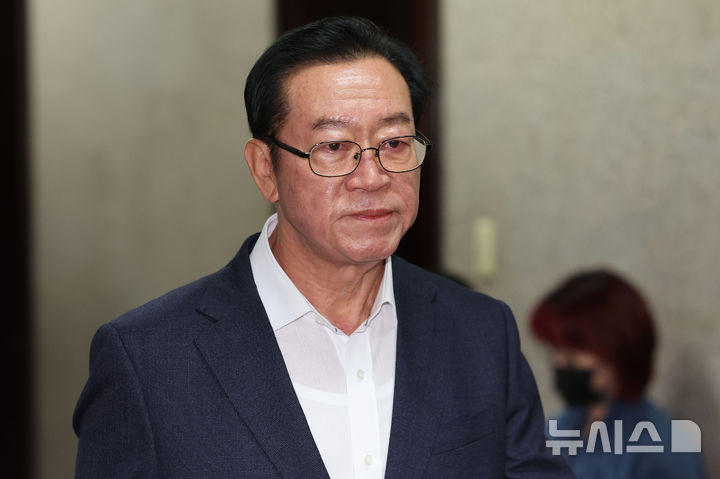 [서울=뉴시스] 권창회 기자 = 이종배 국민의힘 의원이 지난 9일 오전 서울 여의도 국회 원내대표실에서 4선 의원 이상 회의에 참석하고 있다. 2025.06.09. kch0523@newsis.com