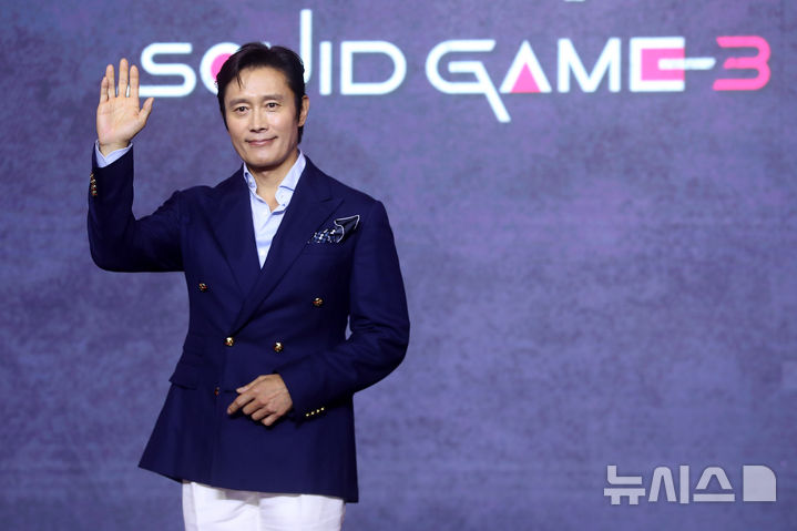 [서울=뉴시스] 김혜진 기자 = 배우 이병헌이 9일 오전 서울 용산구 드래곤시티에서 열린 넷플릭스 시리즈 오징어게임 시즌3(감독 황동혁) 제작발표회에서 포즈를 취하고 있다. 2025.06.09. jini@newsis.com