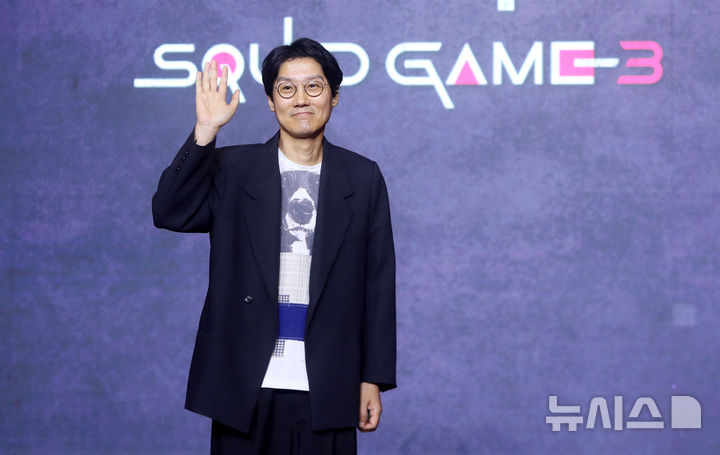 [서울=뉴시스] 김혜진 기자 = 황동혁 감독이 9일 오전 서울 용산구 드래곤시티에서 열린 넷플릭스 시리즈 오징어게임 시즌3(감독 황동혁) 제작발표회에서 포즈를 취하고 있다. '오징어 게임3'는 자신만의 목적을 품고 다시 참가한 게임에서 가장 친한 친구를 잃고 만 기훈(이정재)과 정체를 숨긴 채 게임에 숨어들었던 프론트맨(이병헌), 잔인한 게임 속에서 살아남은 참가자들의 마지막 운명을 그린 이야기로 오는 넷플릭스에서 27일 공개된다. 2025.06.09. jini@newsis.com