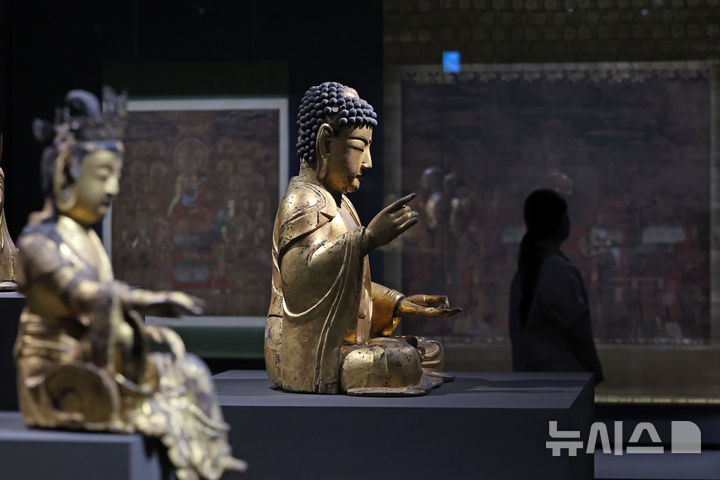 [서울=뉴시스] 박진희 기자 = 국립중앙박물관은 용산 개관 20주년을 맞아 특별전 '새 나라 새 미술: 조선 전기 미술 대전' 언론공개회를 9일 서울 용산구 국립중앙박물관 특별전시실에서 갖고 주요 유뮬을 선보이고 있다. 이번 전시는 조선이라는 새로운 나라의 시작과 함께 꽃핀 15~16세기 당시 미술을 대표하는 691건(도자, 서화, 불교미술 등) 작품의 정수를 한 자리에 모은 대규모 기획이다. 2025.06.09. pak7130@newsis.com