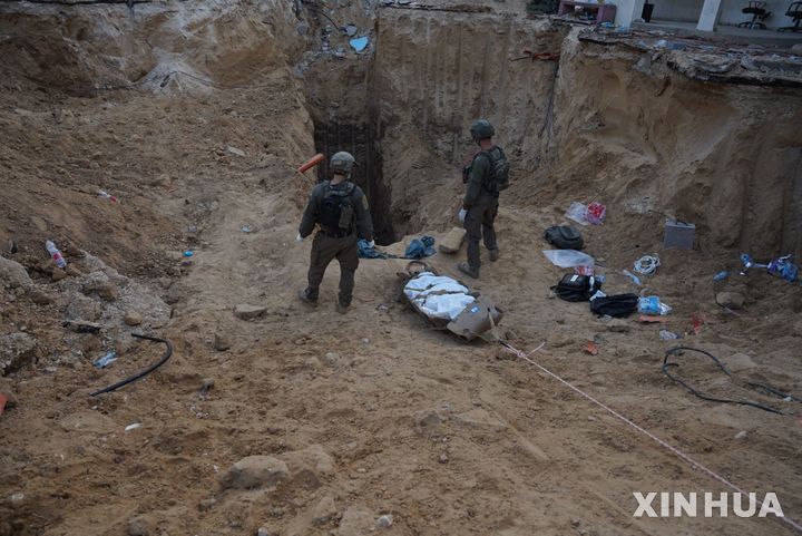 [칸 유니스= 신화/뉴시스] 이스라엘군이 7월 20일 또 칸유니스를 폭격해 14명을 살해했다.&nbsp; 사진은 올해 6월 9일 이스라엘군이 가자 남부 칸 유니스 시내 유럽병원의 지하 터널을 폭격으로 파괴한 뒤 하마드 지도자 모함메드 신와르의 시신을 끌어내는 모습. 2025. 07.21.&nbsp; 