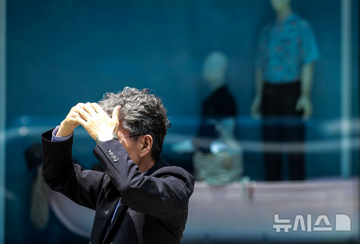 [서울=뉴시스] 정병혁 기자 = 더운 날씨를 보인 지난 9일 서울 강남구 코엑스 인근에서 한 시민이 손으로 햇빛을 가린 채 이동하고 있다. 2025.06.09. jhope@newsis.com