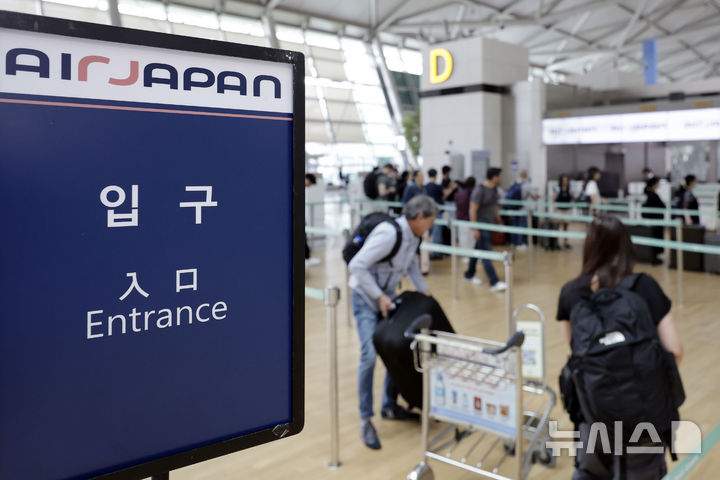 [인천공항=뉴시스] 최동준 기자 = 9일 인천국제공항 제1여객터미널에서 일본행 이용객이 탑승 수속을 하고 있다.국토교통부에 따르면 올해 들어 5개월간 한국과 일본을 오간 항공 이용객이 1100만 명을 넘어서며 역대 최고를 기록했다. 2025.06.09. photocdj@newsis.com