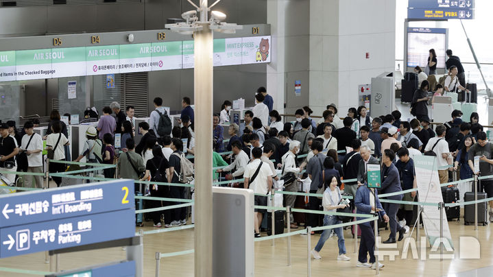 [인천공항=뉴시스] 최동준 기자 = 9일 인천국제공항 제1여객터미널에서 일본행 이용객이 탑승 수속을 하고 있다.국토교통부에 따르면 올해 들어 5개월간 한국과 일본을 오간 항공 이용객이 1100만 명을 넘어서며 역대 최고를 기록했다. 2025.06.09. photocdj@newsis.com