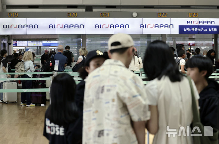 [인천공항=뉴시스] 최동준 기자 = 9일 인천국제공항 제1여객터미널에서 일본행 이용객이 탑승 수속을 하고 있다.국토교통부에 따르면 올해 들어 5개월간 한국과 일본을 오간 항공 이용객이 1100만 명을 넘어서며 역대 최고를 기록했다. 2025.06.09. photocdj@newsis.com