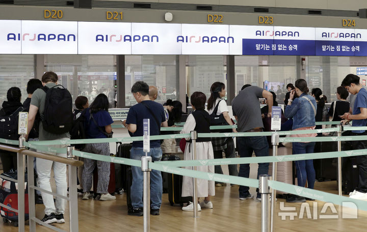 [인천공항=뉴시스] 최동준 기자 = 9일 인천국제공항 제1여객터미널에서 일본행 이용객이 탑승 수속을 하고 있다.국토교통부에 따르면 올해 들어 5개월간 한국과 일본을 오간 항공 이용객이 1100만 명을 넘어서며 역대 최고를 기록했다. 2025.06.09. photocdj@newsis.com