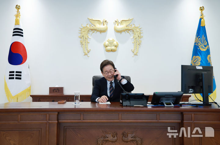 [서울=뉴시스] 고범준 기자 = 일본 주요 언론은 이재명 대통령이 중국보다 일본 정상과 먼저 전화통화를 했다며, 일본을 중시하는 모습을 보였다고 분석했다. 사진은 이 대통령이 지난 9일 서울 용산구 대통령실 청사 집무실에서 이시바 총리와 전화 통화를 위해 수화기를 들고 있는 모습. 2025.06.10. bjko@newsis.com