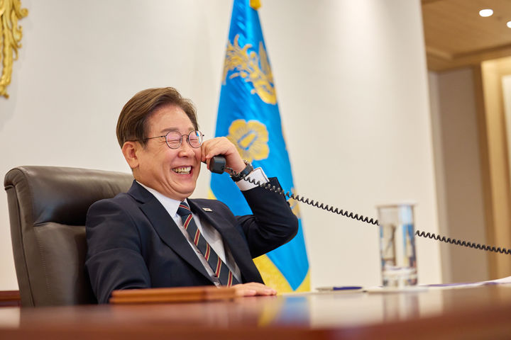 [서울=뉴시스] 이재명 대통령이 지난 9일 서울 용산구 대통령실 청사 집무실에서 이시바 시게루 일본 총리와 전화 통화를 위해 수화기를 들고 있다. (사진=대통령실 제공) 2025.06.13. photo@newsis.com *재판매 및 DB 금지