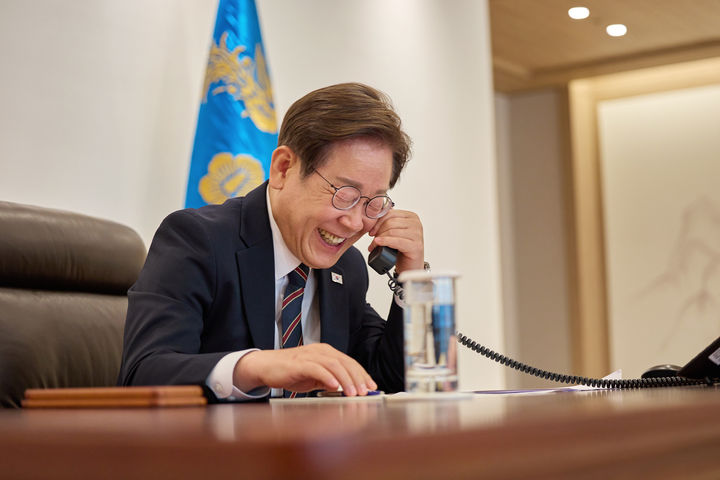 [서울=뉴시스] 이재명 대통령이 9일 서울 용산구 대통령실 청사 집무실에서 이시바 시게루 일본 총리와 전화 통화를 위해 수화기를 들고 있다. (사진=대통령실 제공) 2025.06.09. photo@newsis.com *재판매 및 DB 금지