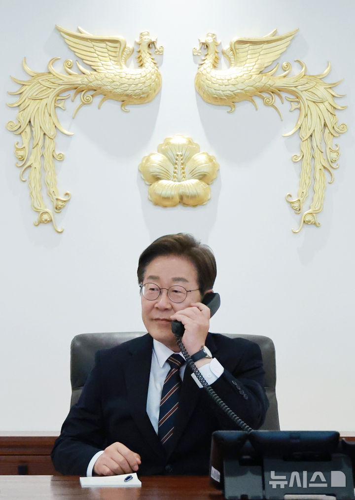 [서울=뉴시스] 고범준 기자 = 이재명 대통령이 9일 서울 용산구 대통령실 청사 집무실에서 이시바 시게루 일본 총리와 전화 통화를 위해 수화기를 들고 있다. 2025.06.09. bjko@newsis.com