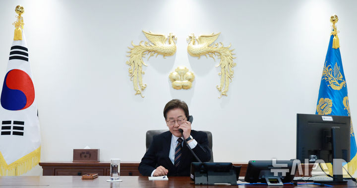 [서울=뉴시스] 고범준 기자 = 이재명 대통령이 9일 서울 용산구 대통령실 청사 집무실에서 이시바 시게루 일본 총리와 전화 통화를 위해 수화기를 들고 있다. 2025.06.09. bjko@newsis.com