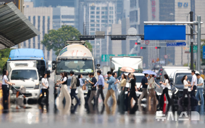 [서울=뉴시스] 황준선 기자 = 한낮 기온이 30도를 넘는 무더운 날씨를 보인 9일 오후 서울 영등포구 여의대로에 아지랑이가 피어오르고 있다. 2025.06.09. hwang@newsis.com