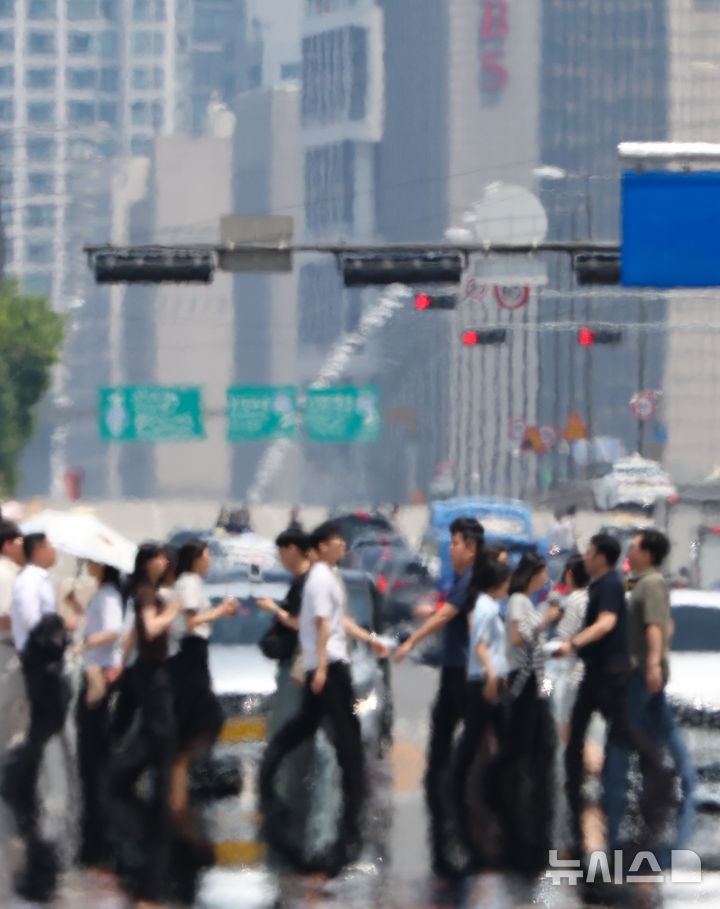 [서울=뉴시스] 황준선 기자 = 한낮 기온이 30도를 넘는 무더운 날씨를 보인 9일 오후 서울 영등포구 여의대로에 아지랑이가 피어오르고 있다. 2025.06.09. hwang@newsis.com