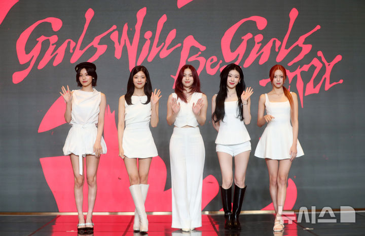 [서울=뉴시스] 김혜진 기자 = 그룹 있지(왼쪽부터 예지, 리아, 류진, 채령, 유나)가 9일 오후 서울 송파구 소피텔 앰배서더 서울 호텔에서 열린 열 번째 미니앨범 '걸스 윌 비 걸스(Girls Will Be Girls)' 발매 기념 기자간담회에서 포즈를 취하고 있다. 2025.06.09. jini@newsis.com