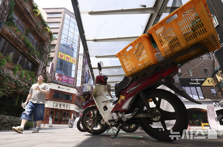 [서울=뉴시스] 김근수 기자 = 9일 서울 시내의 한 가게 앞에 배달 오토바이가 주차돼 있다. 2025.06.09. ks@newsis.com