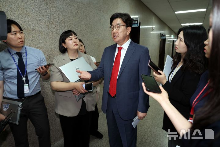 [서울=뉴시스] 조성봉 기자 = 권성동 국민의힘 원내대표가 9일 오후 서울 여의도 국회에서 열린 의원총회에서 나와 취재진의 질문에 답변하고 있다. 2025.06.09. suncho21@newsis.com