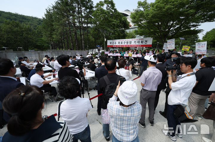 [서울=뉴시스] 김진아 기자 = 박강수 마포구청장이 9일 서울 마포구 마포자원회수시설 앞에서 마포자원회수시설 공동이용협약 개정 철회 및 소각장 추가설치 반대 기자회견을 하고 있다. 2025.06.09. bluesoda@newsis.com