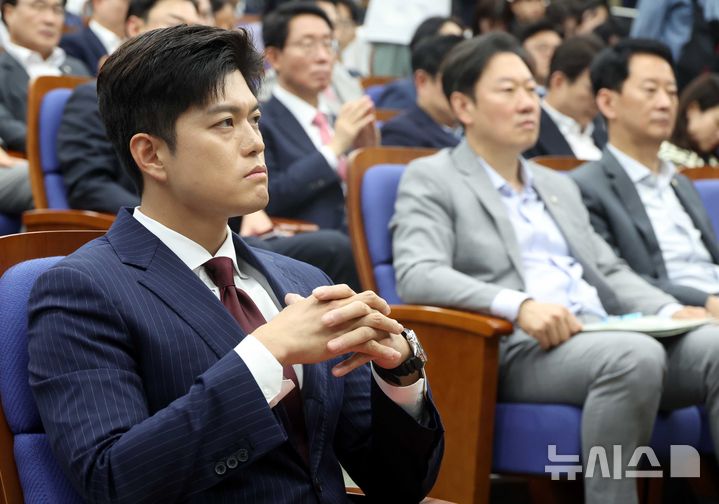 [서울=뉴시스] 조성봉 기자 = 김용태 국민의힘 비상대책위원장이 9일 오후 서울 여의도 국회에서 열린 의원총회에서 권성동 원내대표의 발언을 듣고 있다. 2025.06.09. suncho21@newsis.com