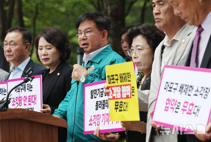 [서울=뉴시스] 김진아 기자 = 박강수 마포구청장이 9일 서울 마포구 마포자원회수시설 앞에서 마포자원회수시설 공동이용협약 개정 철회 및 소각장 추가설치 반대 기자회견을 하고 있다. 2025.06.09. bluesoda@newsis.com