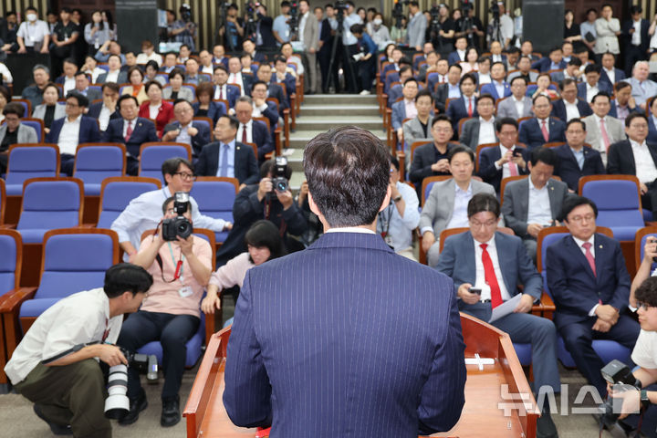 [서울=뉴시스] 권창회 기자 = 김용태 국민의힘 비상대책위원장이 9일 서울 여의도 국회에서 열린 의원총회에서 발언하고 있다. 2025.06.09. kch0523@newsis.com