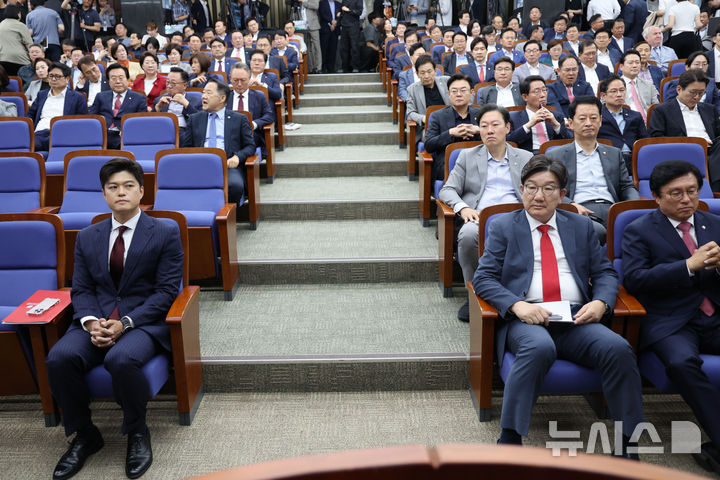 [서울=뉴시스] 권창회 기자 = 김용태 국민의힘 비상대책위원장과 권성동 원내대표가 9일 서울 여의도 국회에서 열린 의원총회에 참석해 자리하고 있다. 2025.06.09. kch0523@newsis.com