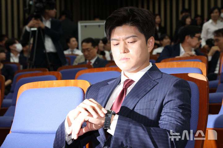 [서울=뉴시스] 권창회 기자 = 김용태 국민의힘 비상대책위원장이 9일 서울 여의도 국회에서 열린 의원총회에서 시간을 확인하고 있다. 2025.06.09. kch0523@newsis.com