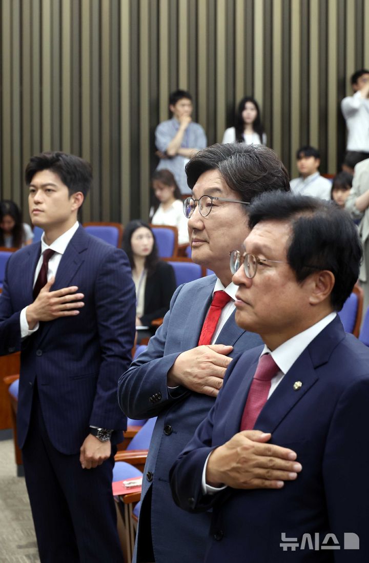 [서울=뉴시스] 조성봉 기자 = 김용태 국민의힘 비상대책위원장, 권성동 원내대표, 박형수 원내수석부대표가 9일 오후 서울 여의도 국회에서 열린 의원총회에서 국민의례를 하고 있다. 2025.06.09. suncho21@newsis.com