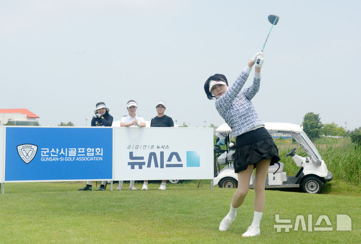 [군산=뉴시스] 김얼 기자 = 2025 뉴시스배 전북아마추어 여성골프대회가 열린 9일 전북 군산시 군산CC에서 대회에 참가한 선수들이 진지한 모습으로 경기를 치르고 있다. 2025.06.09. pmkeul@newsis.com