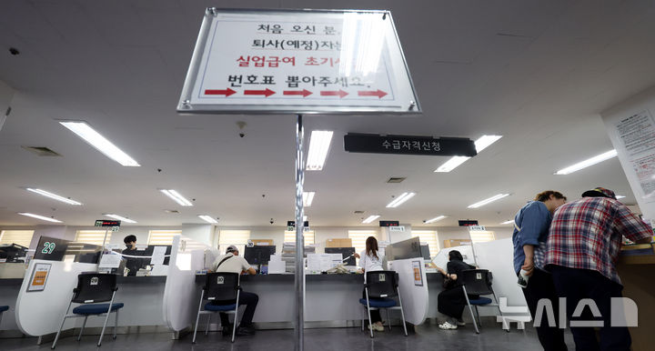 [서울=뉴시스] 추상철 기자 = 서울 마포구 서부고용복지플러스센터에서 시민들이 실업급여 신청 상담 및 서류작성을 하고 있다. 2025.06.09. scchoo@newsis.com