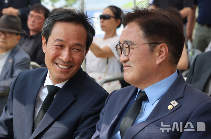[서울=뉴시스] 박주성 기자 = 우원식 국회의장과 대통령실 초대 정무수석에 임명된 우상호 이한열민주화운동기념사업회 이사장이 9일 오후 서울 마포구 연세대 이한열동산에서 열린 제38주기 이한열 추모제에서 대화를 나누고 있다.(공동취재) 2025.06.09. park7691@newsis.com