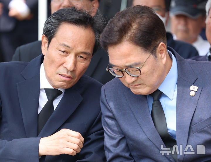 [서울=뉴시스] 박주성 기자 = 우원식 국회의장과 대통령실 초대 정무수석에 임명된 우상호 이한열민주화운동기념사업회 이사장이 9일 오후 서울 마포구 연세대 이한열동산에서 열린 제38주기 이한열 추모제에서 대화를 나누고 있다.(공동취재) 2025.06.09. park7691@newsis.com