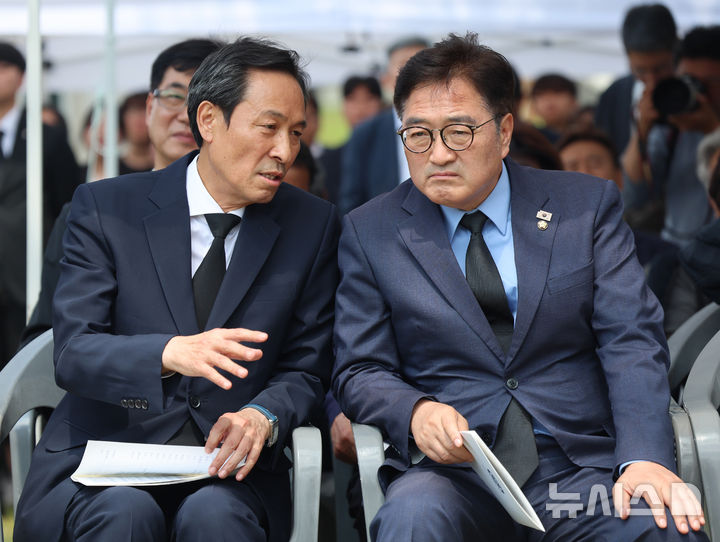 [서울=뉴시스] 박주성 기자 = 우원식 국회의장과 대통령실 초대 정무수석에 임명된 우상호 이한열민주화운동기념사업회 이사장이 9일 오후 서울 마포구 연세대 이한열동산에서 열린 제38주기 이한열 추모제에서 대화를 나누고 있다.(공동취재) 2025.06.09. park7691@newsis.com