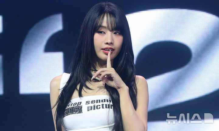 [서울=뉴시스] 김혜진 기자 = 그룹 키스오브라이프 나띠가 9일 오후 서울 광진구 예스24라이브홀에서 열린 네 번째 미니앨범 '224'(투투포) 쇼케이스에서 포즈를 취하고 있다. 2025.06.09. jini@newsis.com