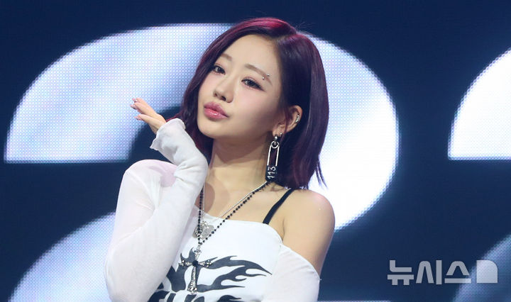 [서울=뉴시스] 김혜진 기자 = 그룹 키스오브라이프 쥴리가 9일 오후 서울 광진구 예스24라이브홀에서 열린 네 번째 미니앨범 '224'(투투포) 쇼케이스에서 포즈를 취하고 있다. 2025.06.09. jini@newsis.com