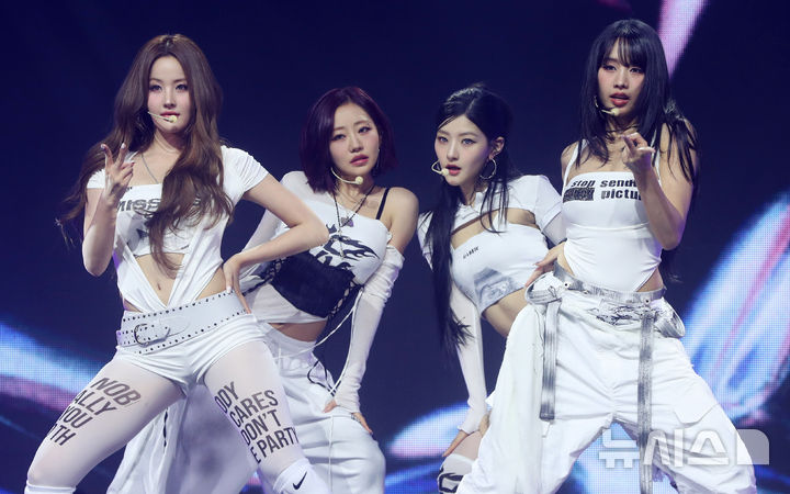 [서울=뉴시스] 김혜진 기자 = 그룹 키스오브라이프가 9일 오후 서울 광진구 예스24라이브홀에서 열린 네 번째 미니앨범 '224'(투투포) 쇼케이스에서 무대를 선보이고 있다. 2025.06.09. jini@newsis.com