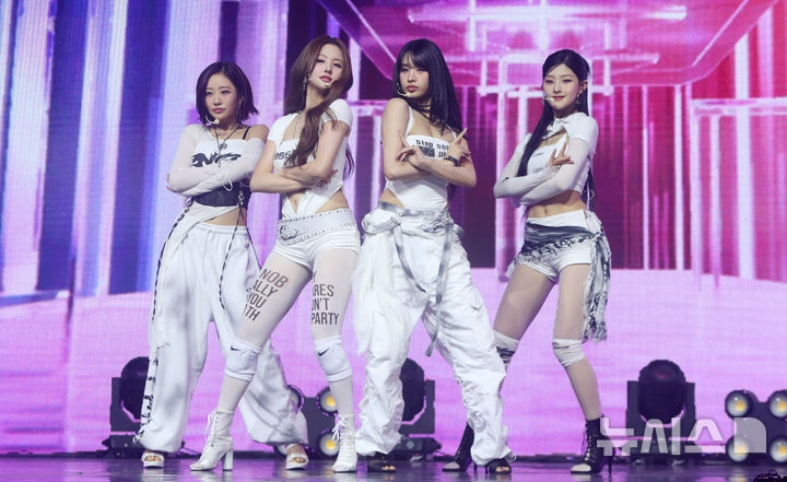 [서울=뉴시스] 김혜진 기자 = 그룹 키스오브라이프가 9일 오후 서울 광진구 예스24라이브홀에서 열린 네 번째 미니앨범 '224'(투투포) 쇼케이스에서 무대를 선보이고 있다. 2025.06.09. jini@newsis.com